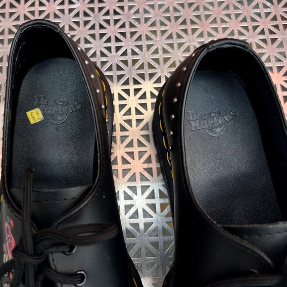 Doc Marten black  flowered lo tops, ladies size 9, Versatile Classic lace ups - Picture 9 of 12